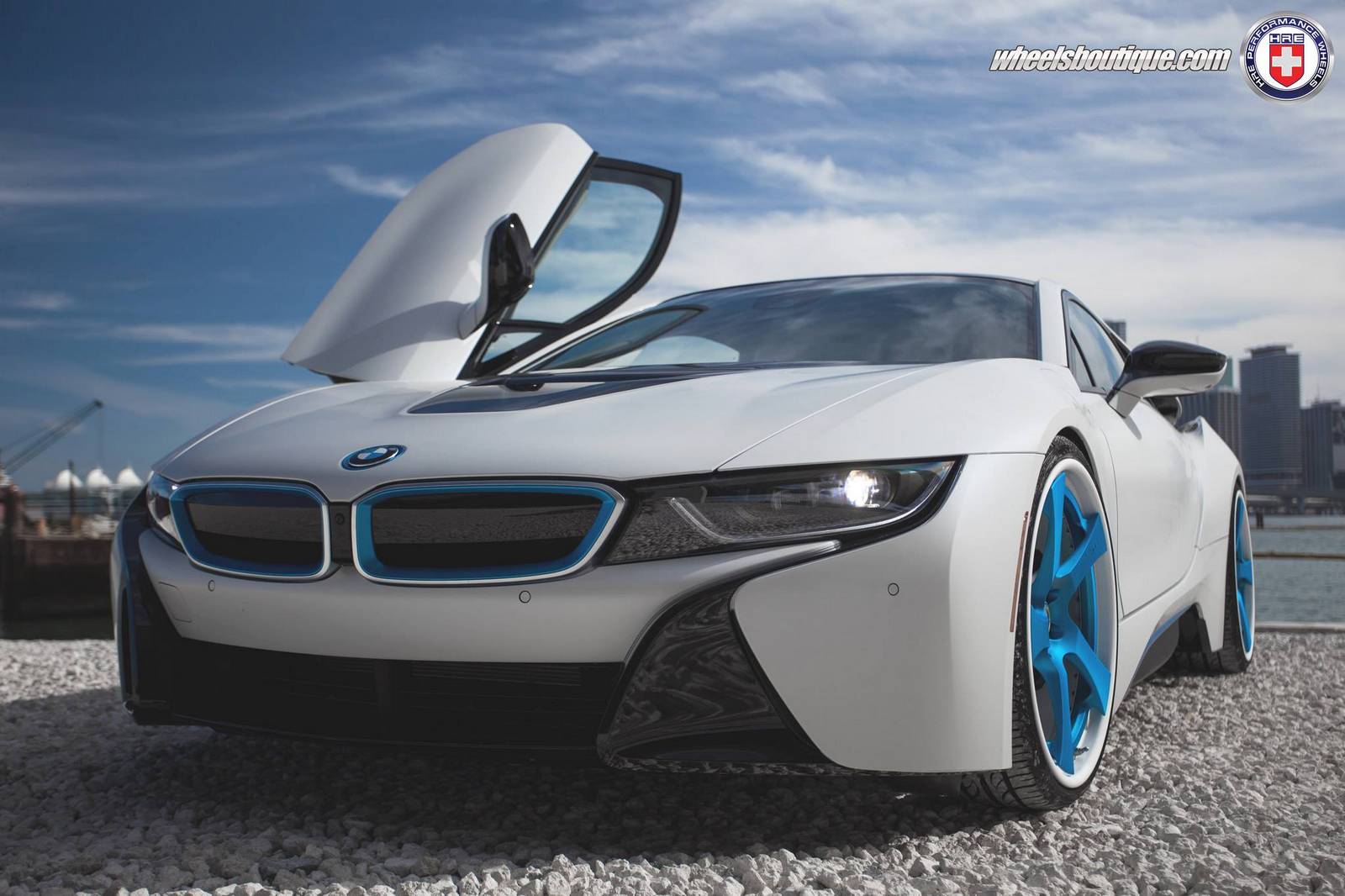 Белоснежный заниженный BMW i8 на синих дисках HRE